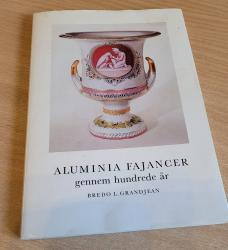 Billede af bogen Aluminia fajancer gennem hundred år