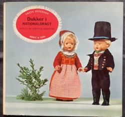 Billede af bogen Dukker i Nationaldragt - Dolls in danish dresses