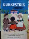 Billede af bogen DUKKESTRIK - 160 lette strikkeopskrifter til dukketøj i 20 forskellige modeller