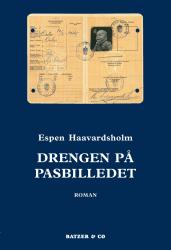 Billede af bogen Drengen på pasbilledet. Roman. På dansk ved Jannie Jensen og Arild Batzer