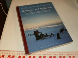 Billede af bogen Dyrlæge – ved højlys nat. Forskudte erindringer og fordrejede kendsgerninger fra 3 år blandt 30.000 slædehunde i Nordgrønland