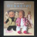 Billede af bogen Den store bog om DUKKETØJ - Sy og strik til Baby Born, Barbie og Pigedukken - Iincl. MØNSTERARK til 50 modeller)