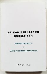 Billede af bogen Så kom der lige en sabeltiger. DOKU fra Middelboes Ordbutik - et poetisk crowdfundingprojekt med ord solgt fra en ordbutik og en ordtaske. 