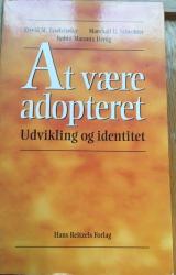 Billede af bogen At være adopteret, udvikling og identitet.