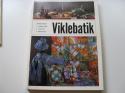 Billede af bogen Viklebatik.     Materiale, teknik og mønstre.