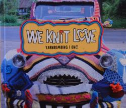 Billede af bogen We knit love - Yarnbombing I Odense