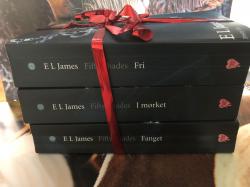 Billede af bogen Fifty Shades, Serien som består af tre bøger sælges samlet.