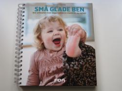 Billede af bogen Små glade ben.      Om arbejdet med dagplejebørns motorik og sanser.