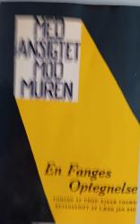 Billede af bogen med ansigtet mod muren