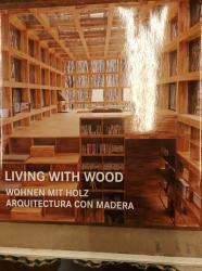 Billede af bogen Living with wood, Wohnen mit holz Arquitectura con madera