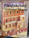 Billede af bogen Make your own Victorian House. All you need i apair of scissors and glue
