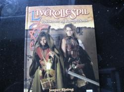 Billede af bogen Liverollespil kostumer og kampteknik.