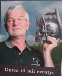 Billede af bogen  Døren til mit eventyr. Udstillingen Overalls.