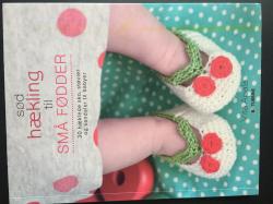 Billede af bogen Sød HÆKLING til SMÅ FØDDER * 30 hæklede sko, støvler og sandaler til babyer
