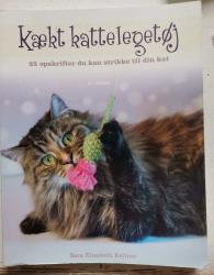 Billede af bogen Kækt kattelegetøj. 25 opskrifter du kan strikke til din kat
