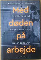 Billede af bogen Med døden på arbejde - To retsmedicinere fortæller om krig, katastrofer, terror og tortur