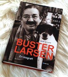 Billede af bogen Buster Larsen - En biografi