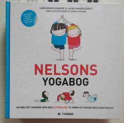 Billede af bogen Nelsons Yogabog. En gør-det-sammen-bog med 24 yogalege til børn og voksne med eventyrlyst.
