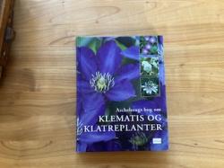 Billede af bogen Aschehougs bog om Klematis og Klatreplanter
