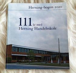 Billede af bogen Herning-bogen 2020 - 111 år med Herning Handelsskole