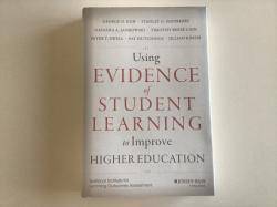 Billede af bogen using Evidence of Student Learning - to Improve Higher Education. 