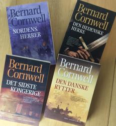 Billede af bogen Saksernes fortællinger nr.1,2,3,4,7 - Det sidste kongerige + Den danske rytter + Nordens herre + Sværdsang + Den hedenske herre (5 bøger) *