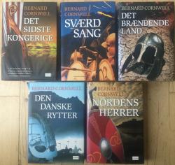 Billede af bogen Saksernes fortællinger nr.1-5 (5 bøger) - Det sidste kongerige + Den danske rytter + Nordens herre + Sværdsang + Det brændende land