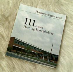 Billede af bogen Herning-bogen 2020 - 111 år med Herning Handelsskole