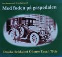 Billede af bogen Med foden på gaspedalen – Droske Selskabet Odense Taxa i 75 år