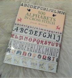 Billede af bogen 500 alphabets in cross stitch