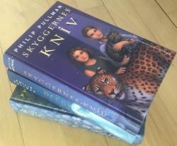Billede af bogen Det gyldne kompas 1-3 (komplet) - Det gyldne kompas + Skyggernes kniv + Ravkikkerten