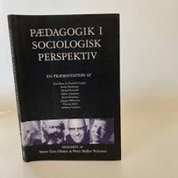 Billede af bogen Pædagogik i sociologisk perspektiv - en præsentation af Karl Marx & Friedrich Engels, Émile Durkheim, Michel Foucault, Niklas Luhmann, Pierre Bourdieu, Jürgen Habermas, Thomas Ziehe, Anthony Giddens