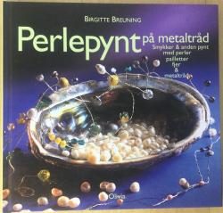 Billede af bogen Perlepynt på metaltråd - Smykker og anden pynt med perler pailetter fjer og metaltråd