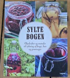 Billede af bogen Syltebogen. Opskrifter og metoder til syltning af frugt, bær og grøntsager