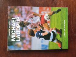 Billede af bogen Fodboldkunstneren Michael Laudrup - rundt om en stjerne