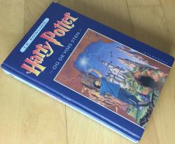 Billede af bogen Harry Potter og de vises sten (nr.1)