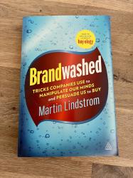 Billede af bogen Brandwashed: Tricks Companies Use to Manipulate Our Minds and Persuade Us to Buy Billede af bogen Brandwashed: Tricks Companies Use to Manipulate Our Minds and Persuade Us to Buy