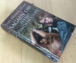 Billede af bogen Sagaen om Svend Pindehugger (Indh.: Som landet lå, Skjult af skoven, Ravnens skrig)