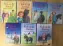 Billede af bogen Pjok og Petrine 1-7:- En pony i præmie + Den første ridetime + Ponyklubben + Et føl ved navn Fiona + En vild udflugt + Ridestævnet + Ballade i Ponyklubben