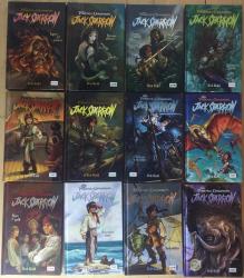 Jack Sparrow 1-12 - Nr.1 - Storm forude Nr.2 - Sirenernes sang Nr.3 - Jagten på piraten Nr.4 - Cortes sværd Nr.5 - Bronzealderen Nr.6 - Sølvskibet Nr.7 - Byen af guld Nr.8 - Tidsaldrenes ur Nr.9 - Timernes dans Nr.10 - Faderens synder Nr.11 - Poseidons tinde Nr.12 - Nod nye horisonter