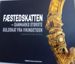 Billede af bogen   Fæstedskatten - Danmarks støste guldskat fra vikingetiden.