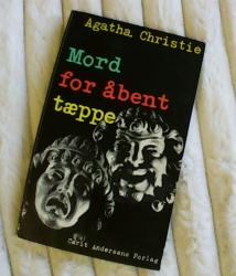 Billede af bogen Mord for åbent tæppe