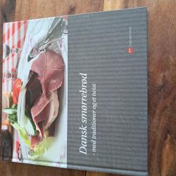 Billede af bogen Dansk smørrebrød - med traditioner og et tvist