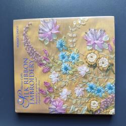 Billede af bogen Silk Ribbon Embroidery