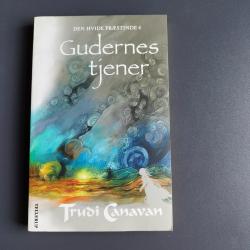 Billede af bogen Gudernes tjener. Den hvide Præstinde 4