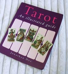 Billede af bogen Tarot - An illustrated guide