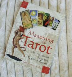 Billede af bogen Mastering the Tarot