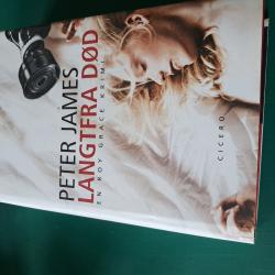 Billede af bogen Langtfra død Billede af bogen Langtfra død