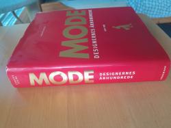 Billede af bogen Mode Designernes Århundrede .1900-1999