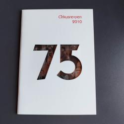 Billede af bogen Cirkusrevyen 2010. 75 års jubilæums program.